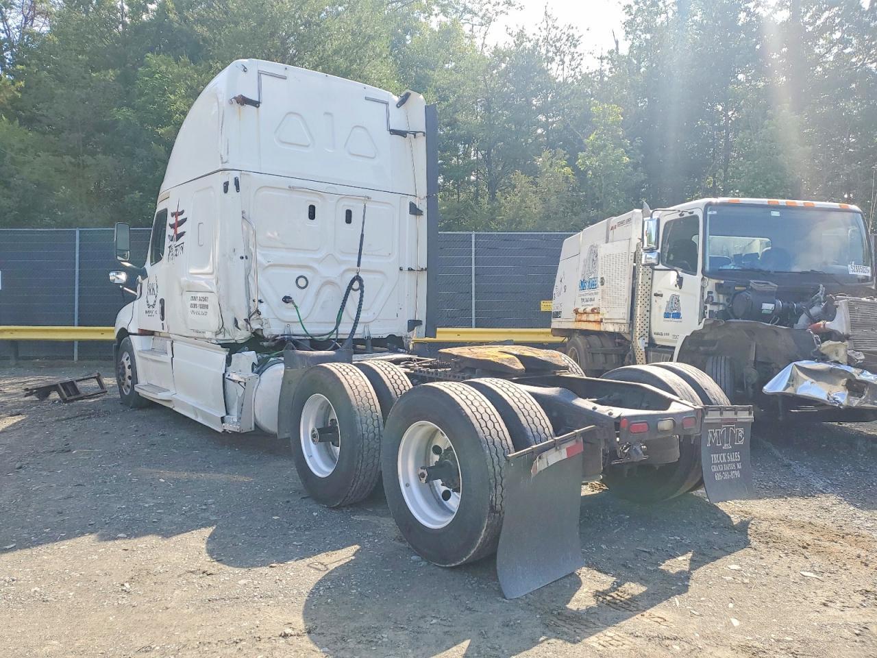 2020 Freightliner Cascadia 126