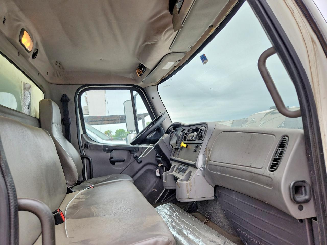 2016 Freigliner 2016 Freightliner Business Class M2 BOX Truck
