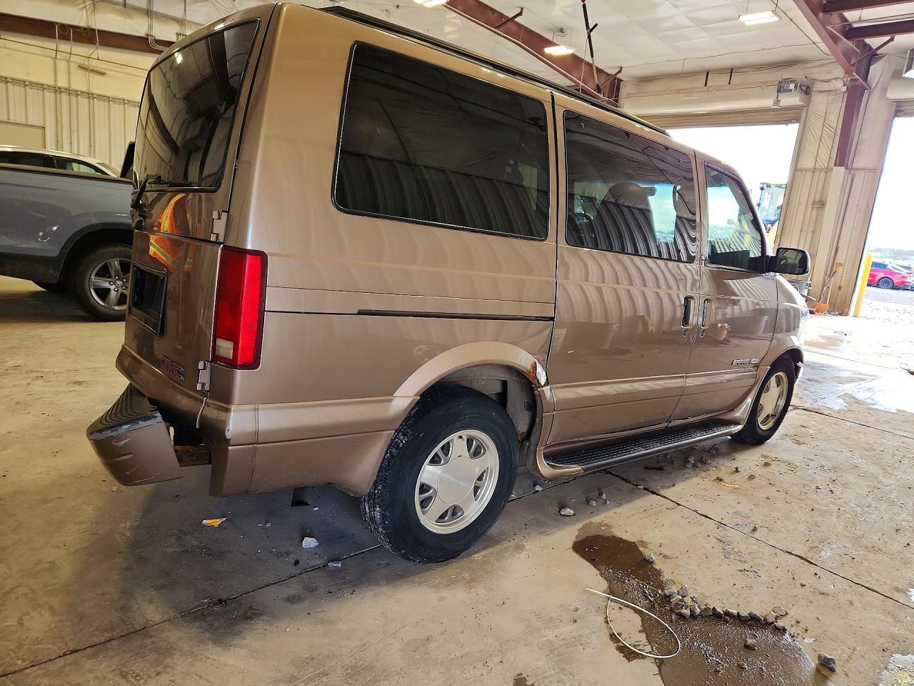 2002 GMC Safari XT