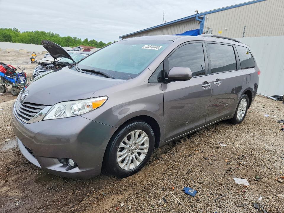 2014 Toyota Sienna xle 8-passenger