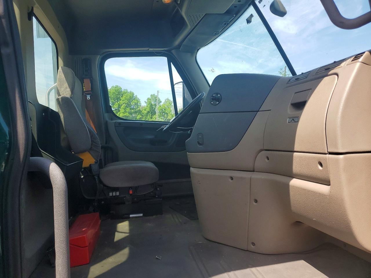 2018 Freightliner Cascadia 113 Semi Truck