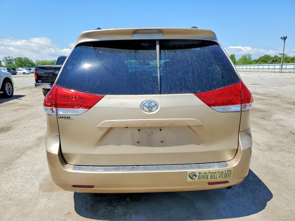 2011 Toyota Sienna xle 8-passenger