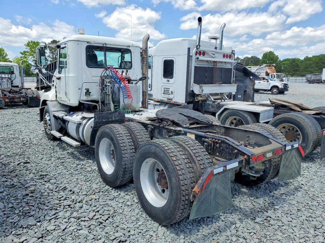 2015 Mack 600 CXU600-Semi Truck