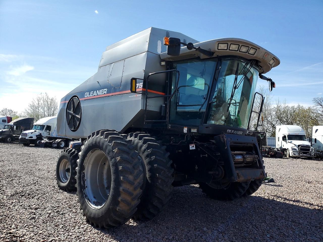 2003 Gleaner Combine