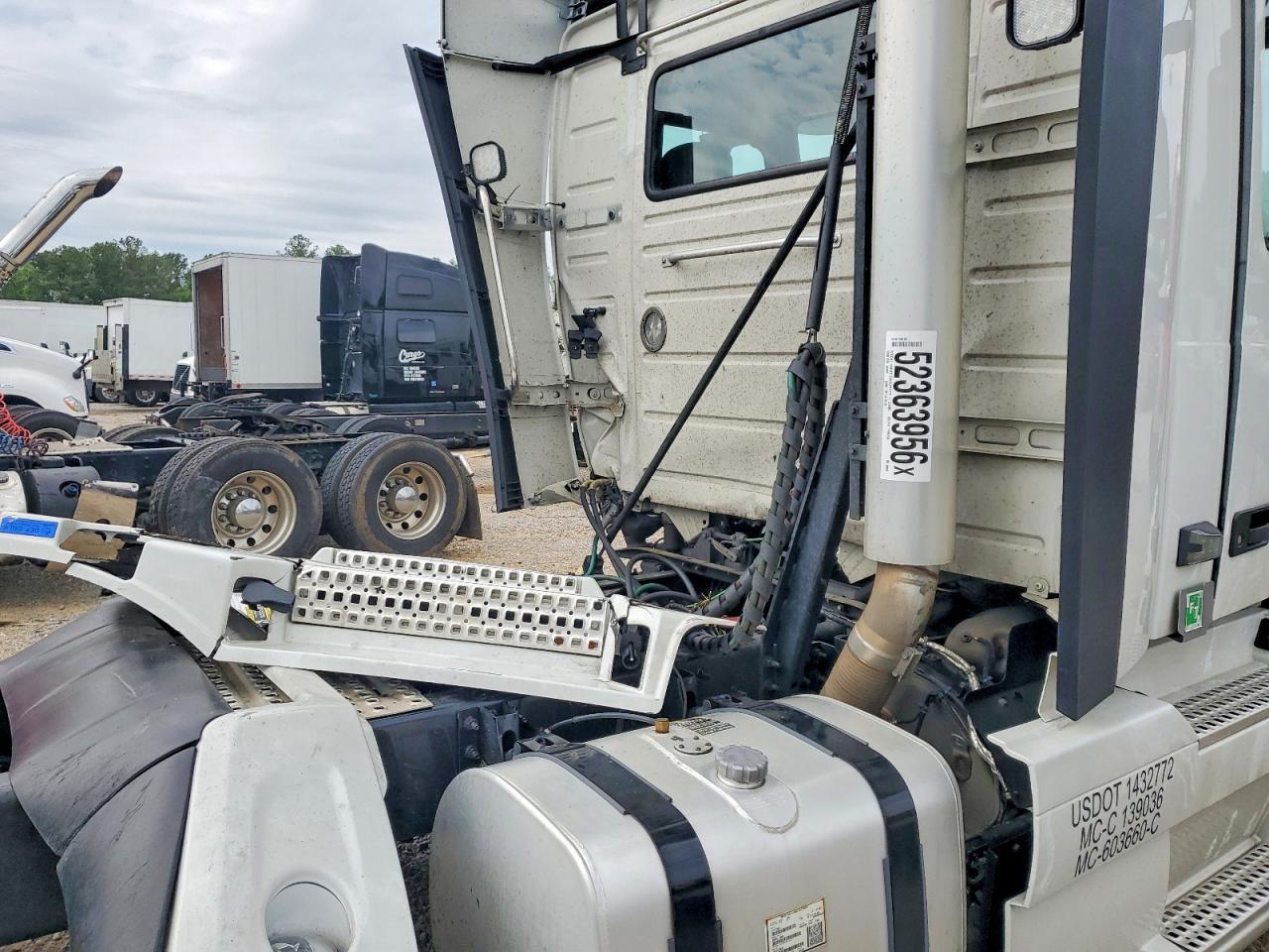 2025 Volvo VNR
