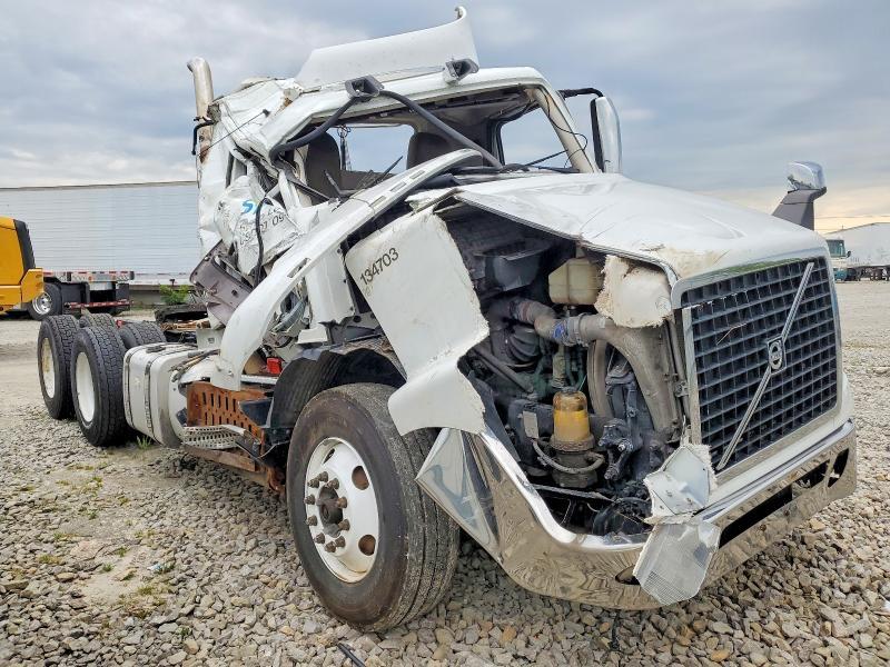 2016 Volvo VNM Semi Truck