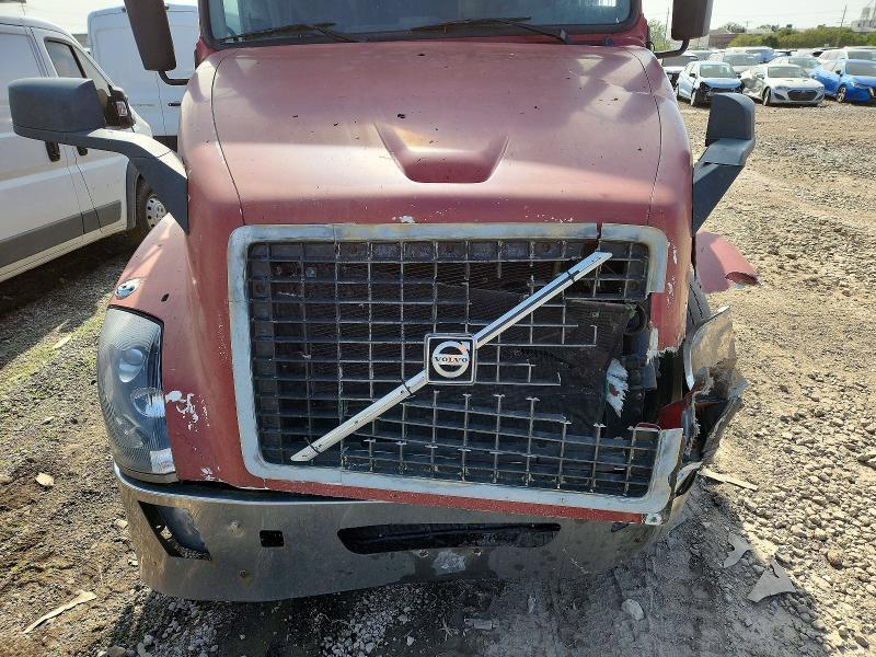2005 Volvo VNL Semi Truck