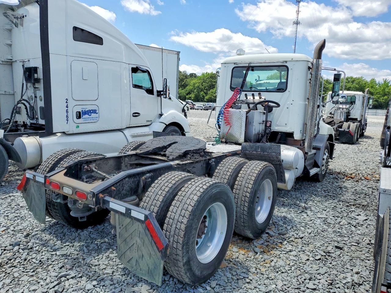 2015 Mack 600 CXU600-Semi Truck