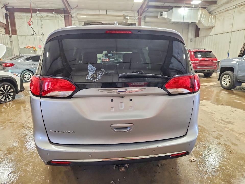 2017 Chrysler Pacifica Touring l