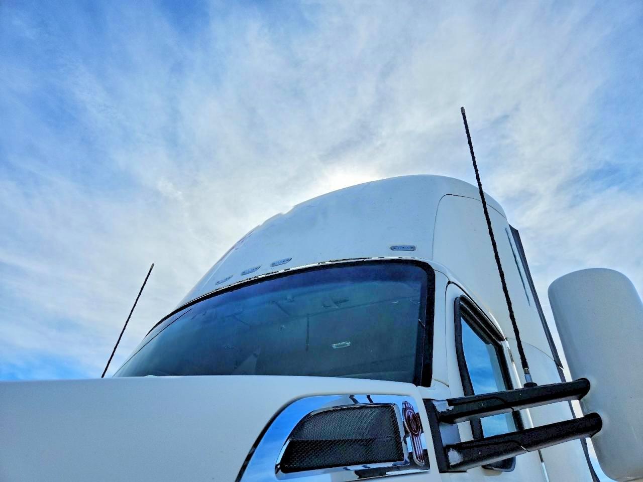 2015 Kenworth T680 Semi Truck