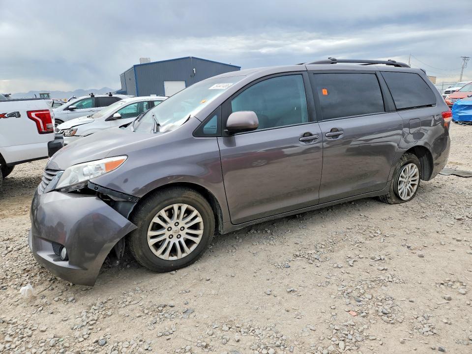 2013 Toyota Sienna xle 8-passenger