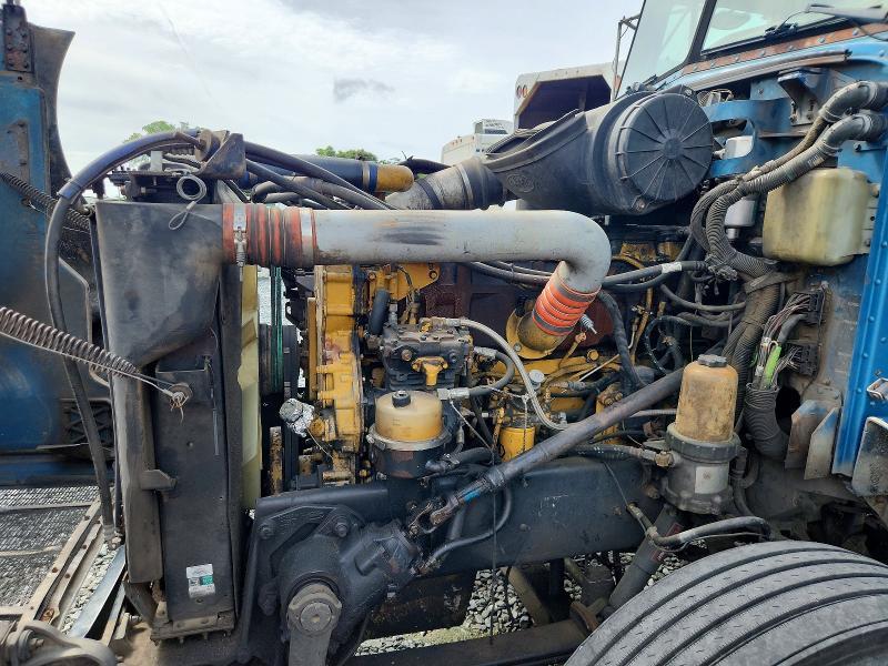 2004 Peterbilt 385 Semi Truck