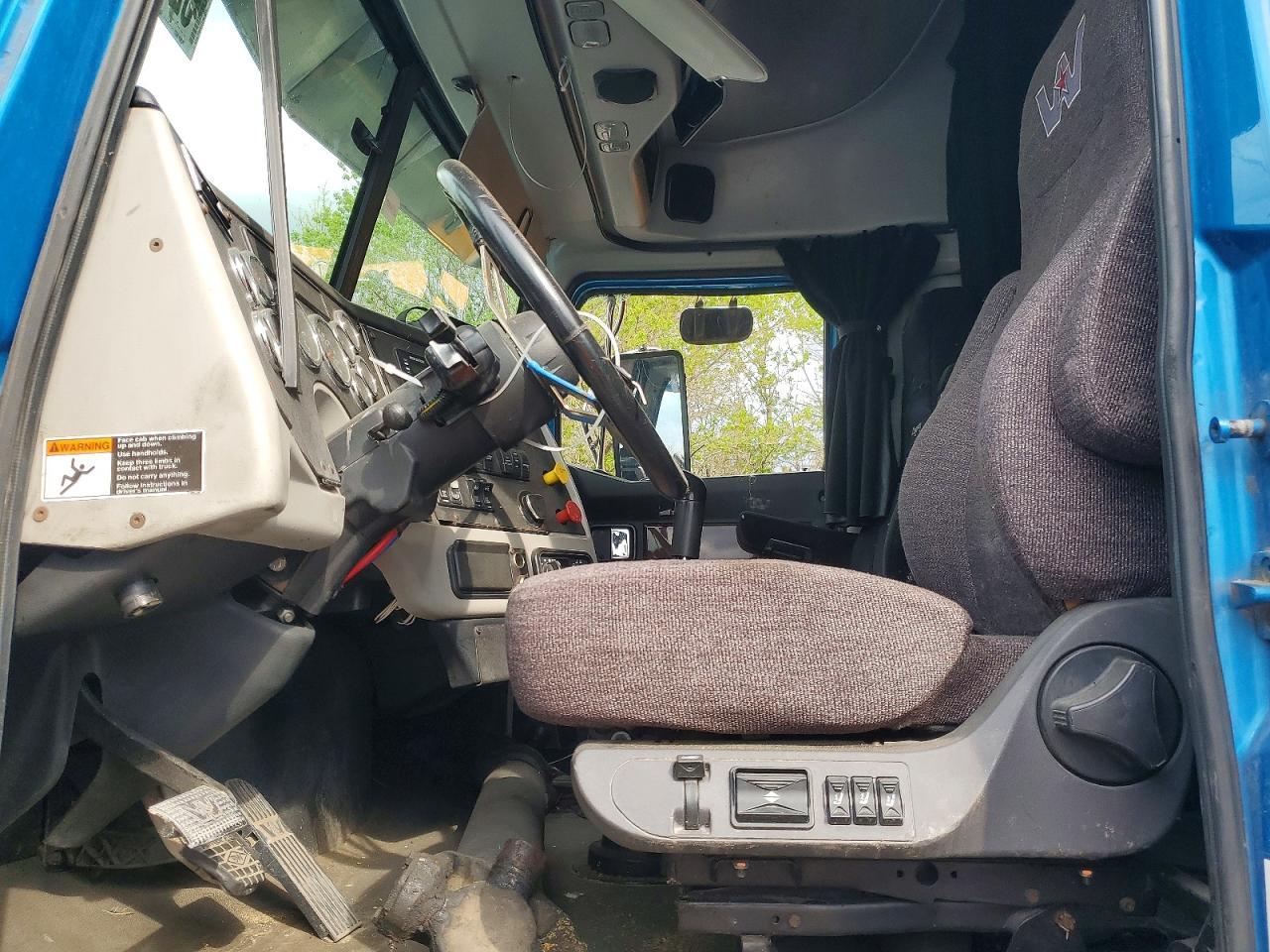 2017 Western Star Auto Car 4900 Semi Truck