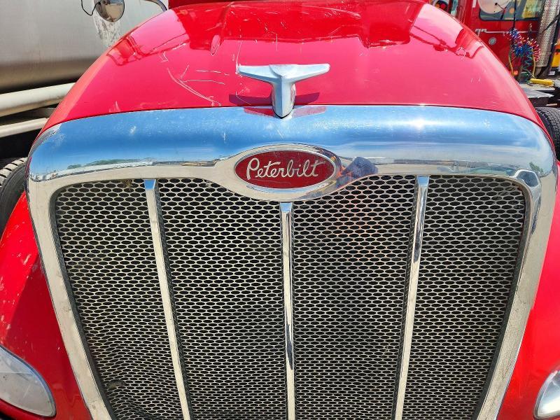 2015 Peterbilt 386 Semi Truck