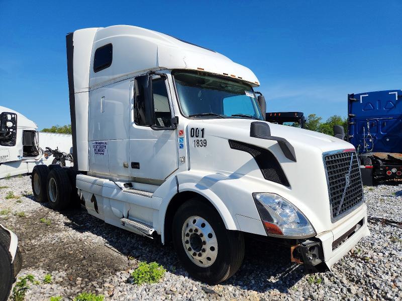 2014 Volvo VNL Semi Truck