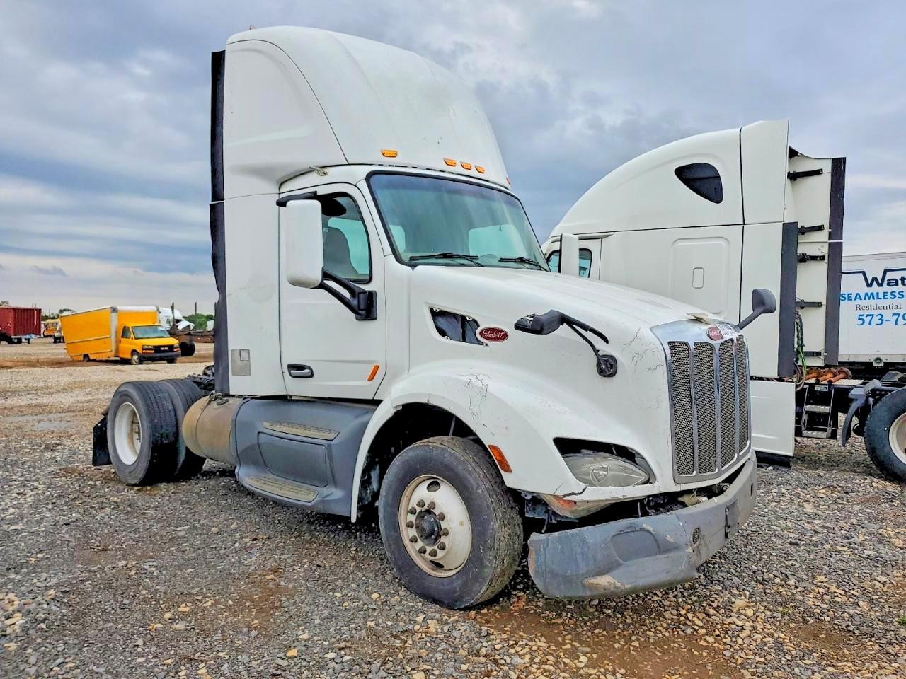 2016 Peterbilt 579 Semi Truck