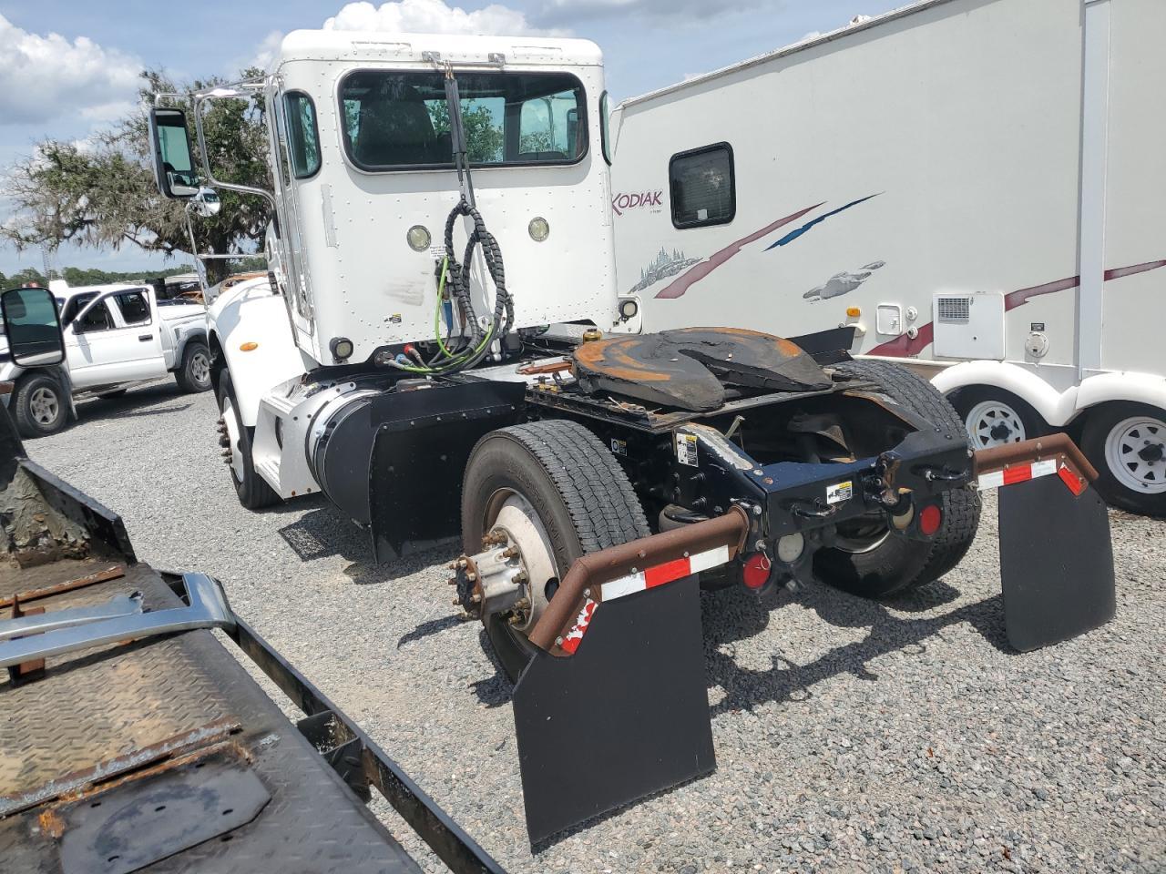 2017 Peterbilt 348
