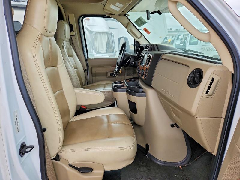 2017 Ford Econoline E450 Super Duty Commercial Cutaway Van