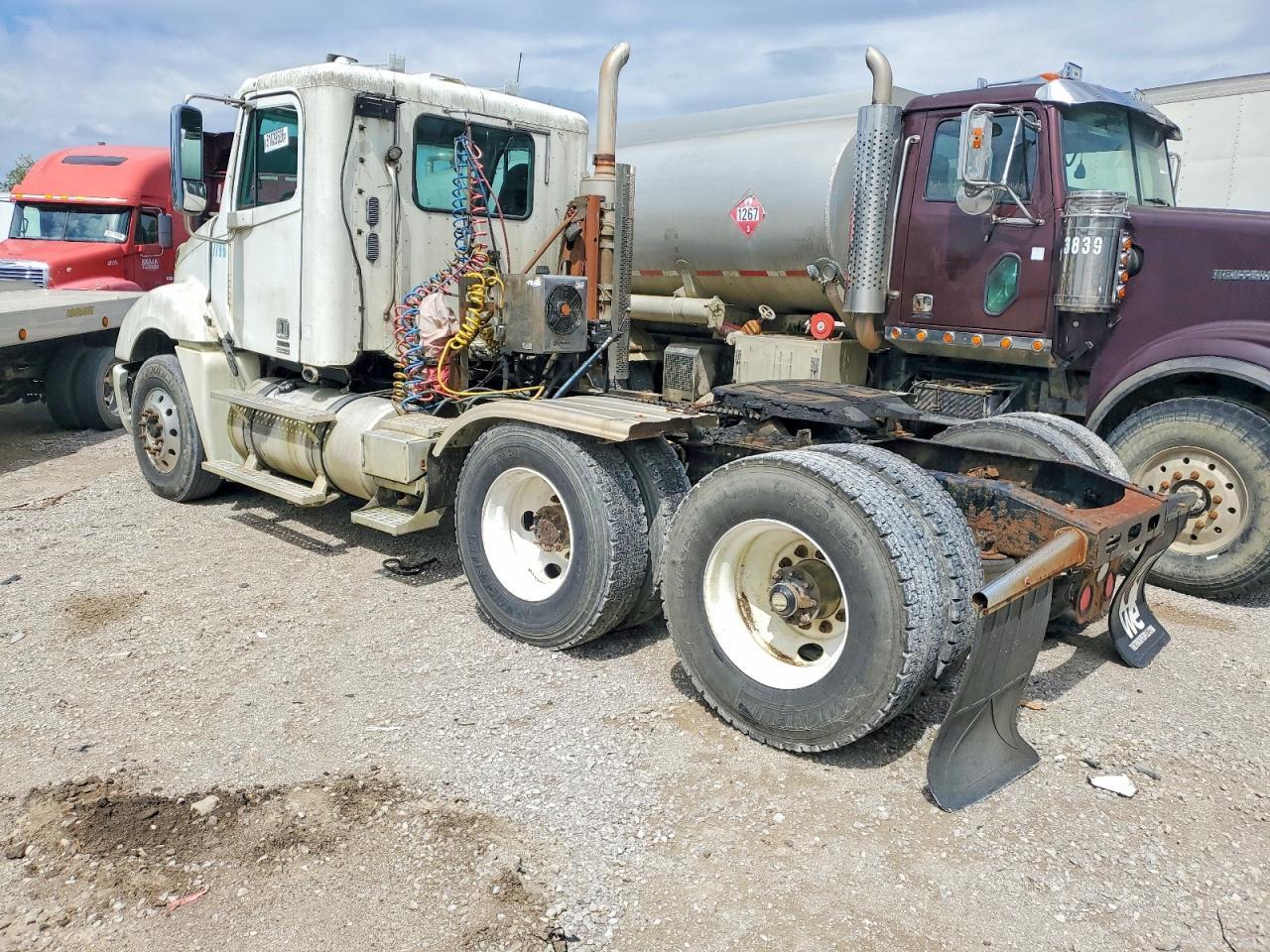 2008 Freigliner 2008 Freightliner Columbia 120 Semi Truck