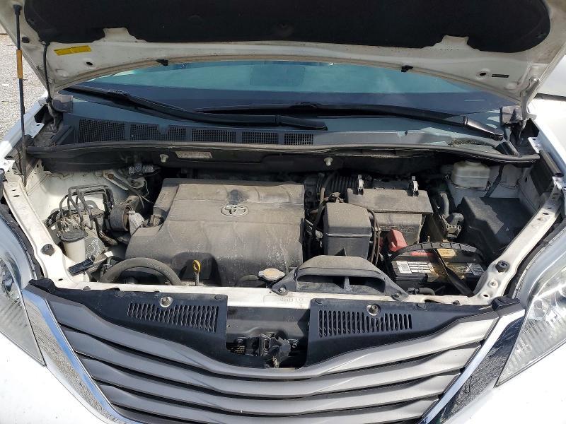 2012 Toyota Sienna xle 8-passenger