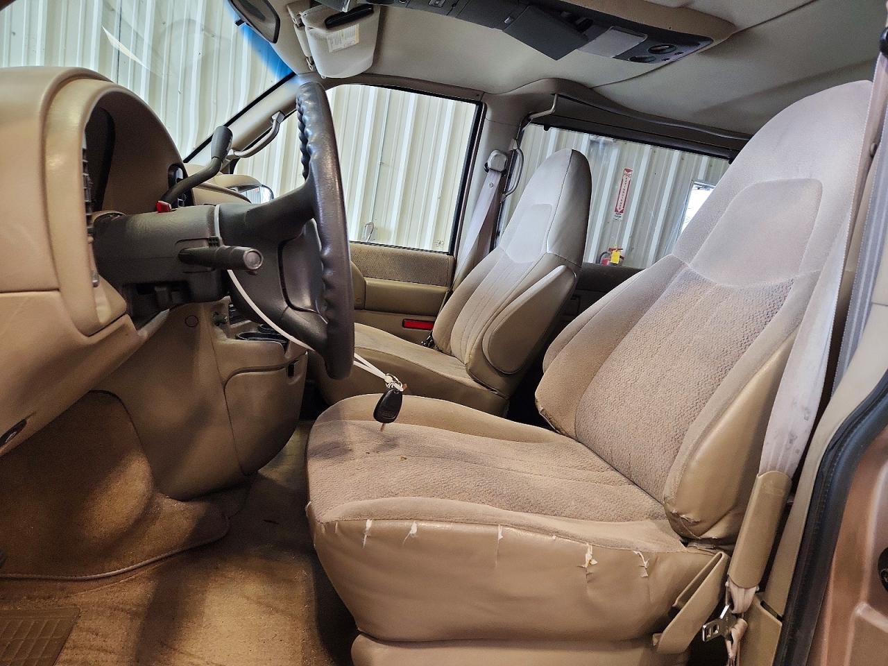 2002 GMC Safari XT