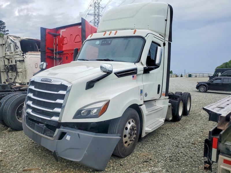 2021 Freigliner 2021 Freightliner Cascadia 126 Semi Truck