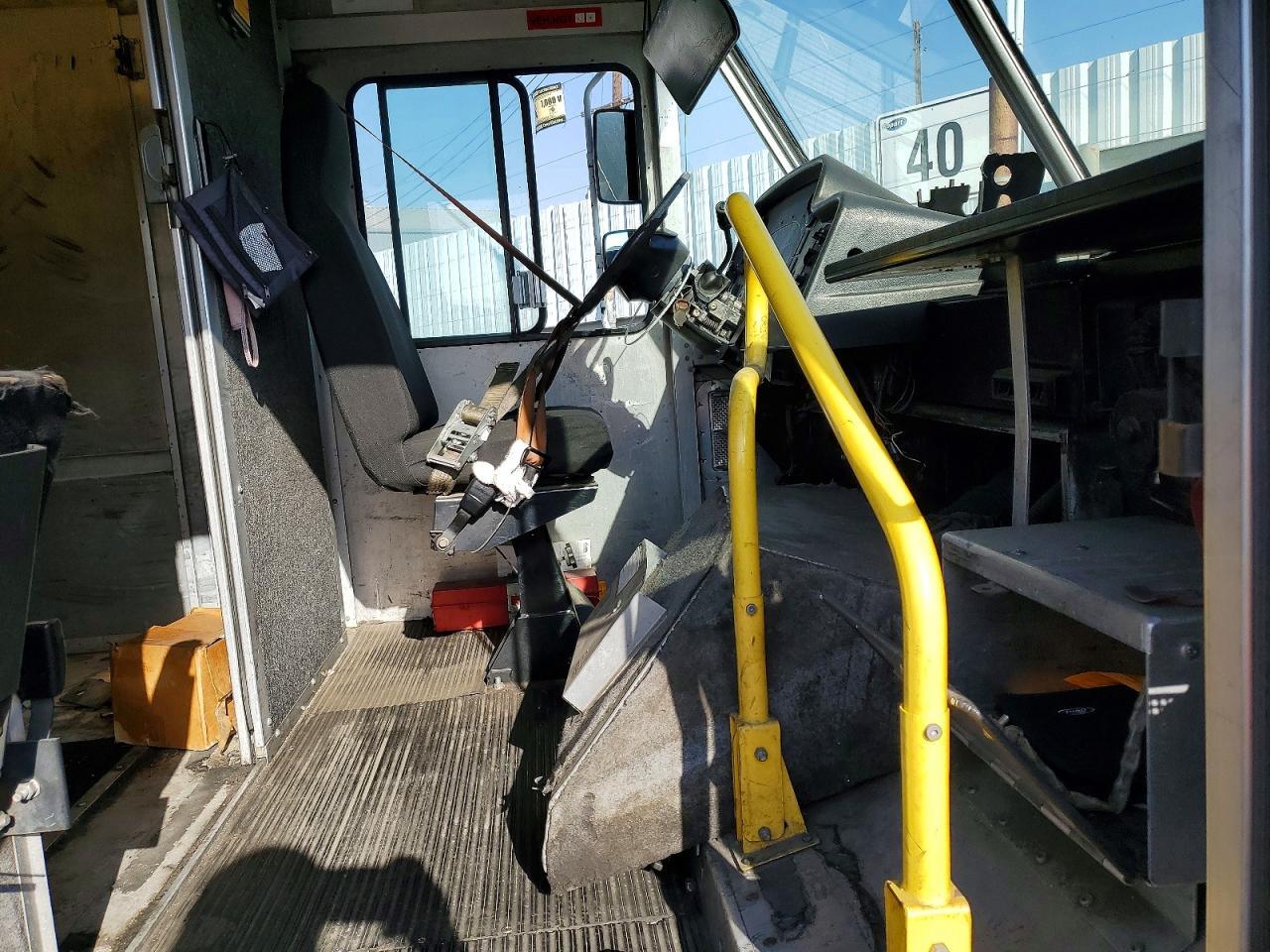 2003 Ford E450 Delivery Truck