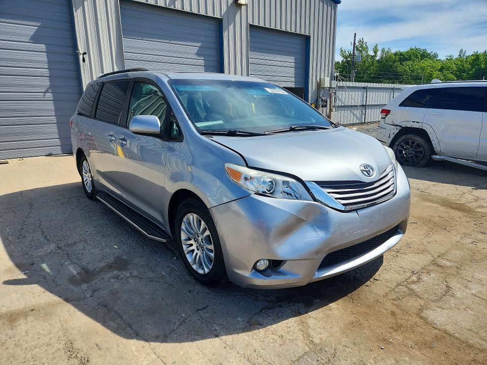 2016 Toyota Sienna xle 8-passenger
