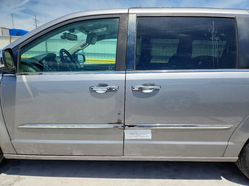 2013 Chrysler Town & Country Touring l