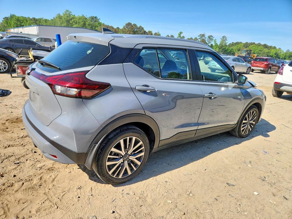 2023 Nissan Kicks sv