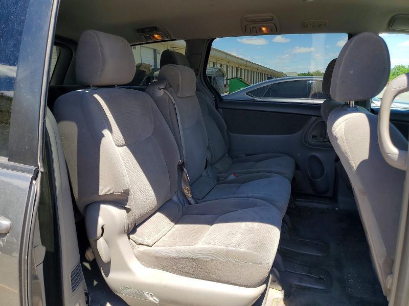 2004 Toyota Sienna le 8 Passenger