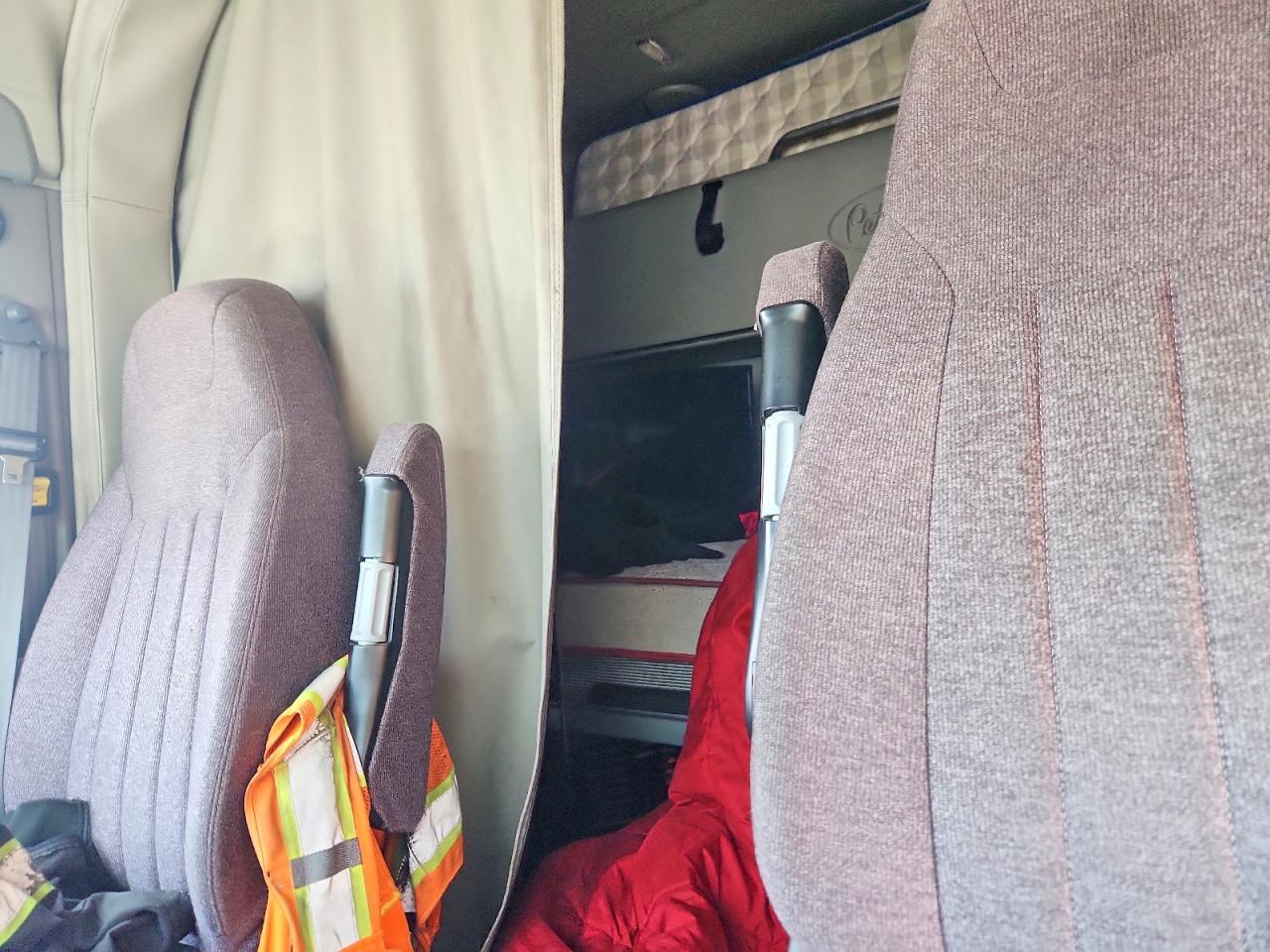 2021 Peterbilt 579 Semi Truck