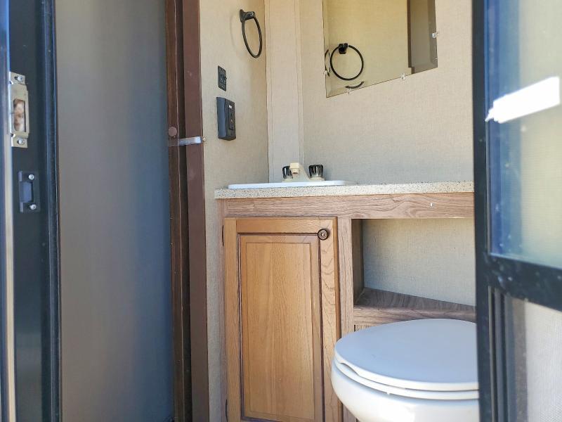 2015 Shashta Recreational Vehicle (RV)