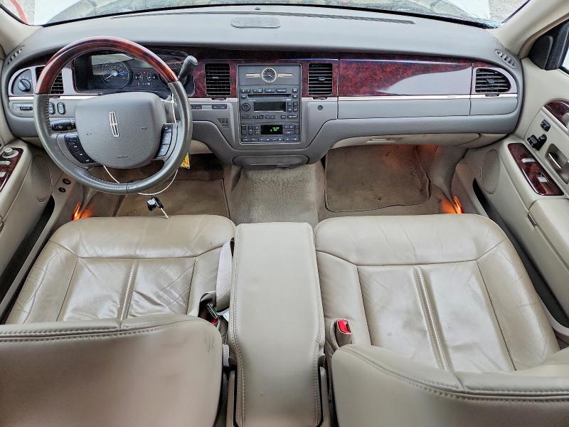 2010 Lincoln Town car Signature Limited