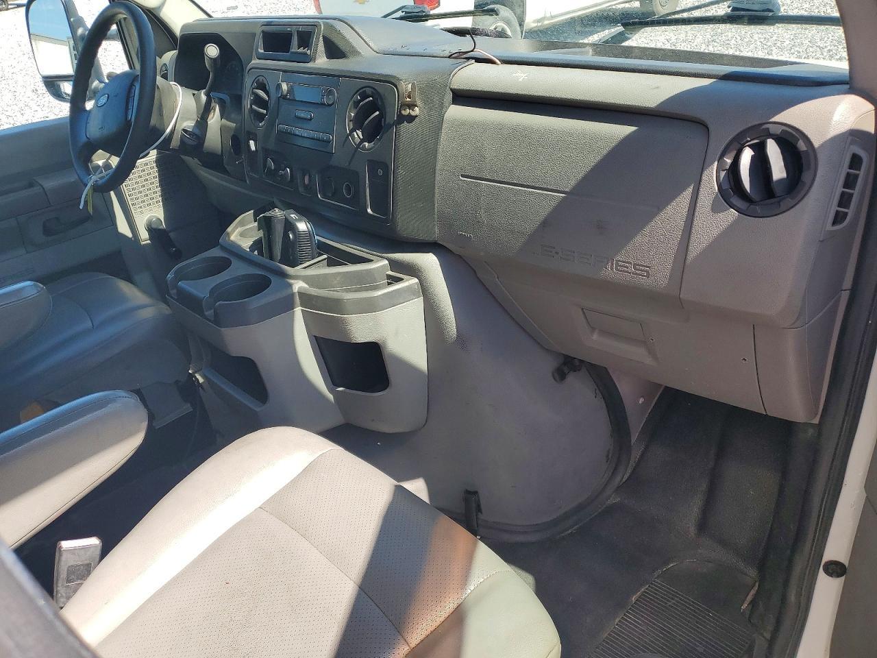 2014 Ford Econoline E450 Super Duty Cutaway Van