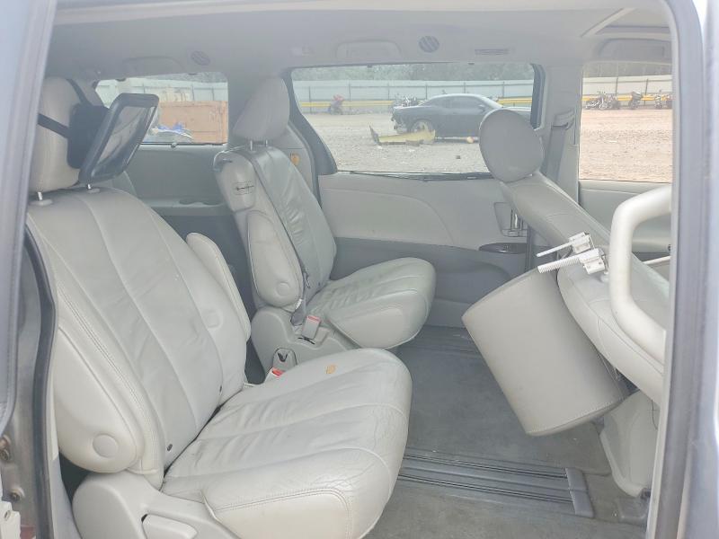 2011 Toyota Sienna xle 8-passenger