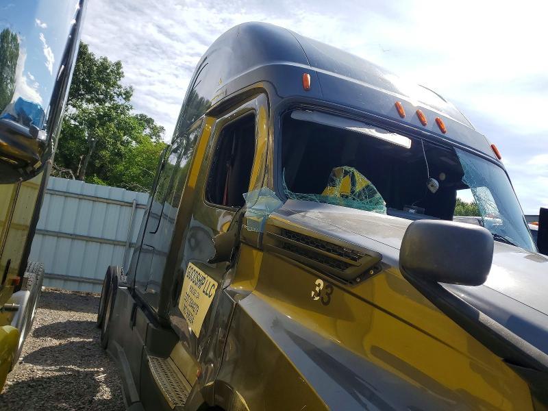 2019 Freightliner Cascadia 126 Semi Truck