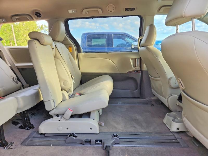 2014 Toyota Sienna xle 8-passenger