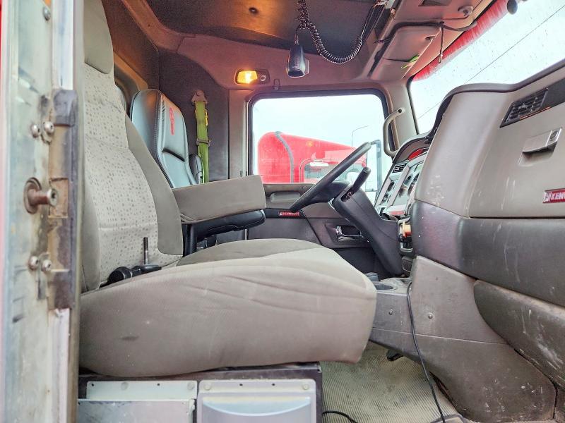 2013 Kenworth T800 Semi Truck