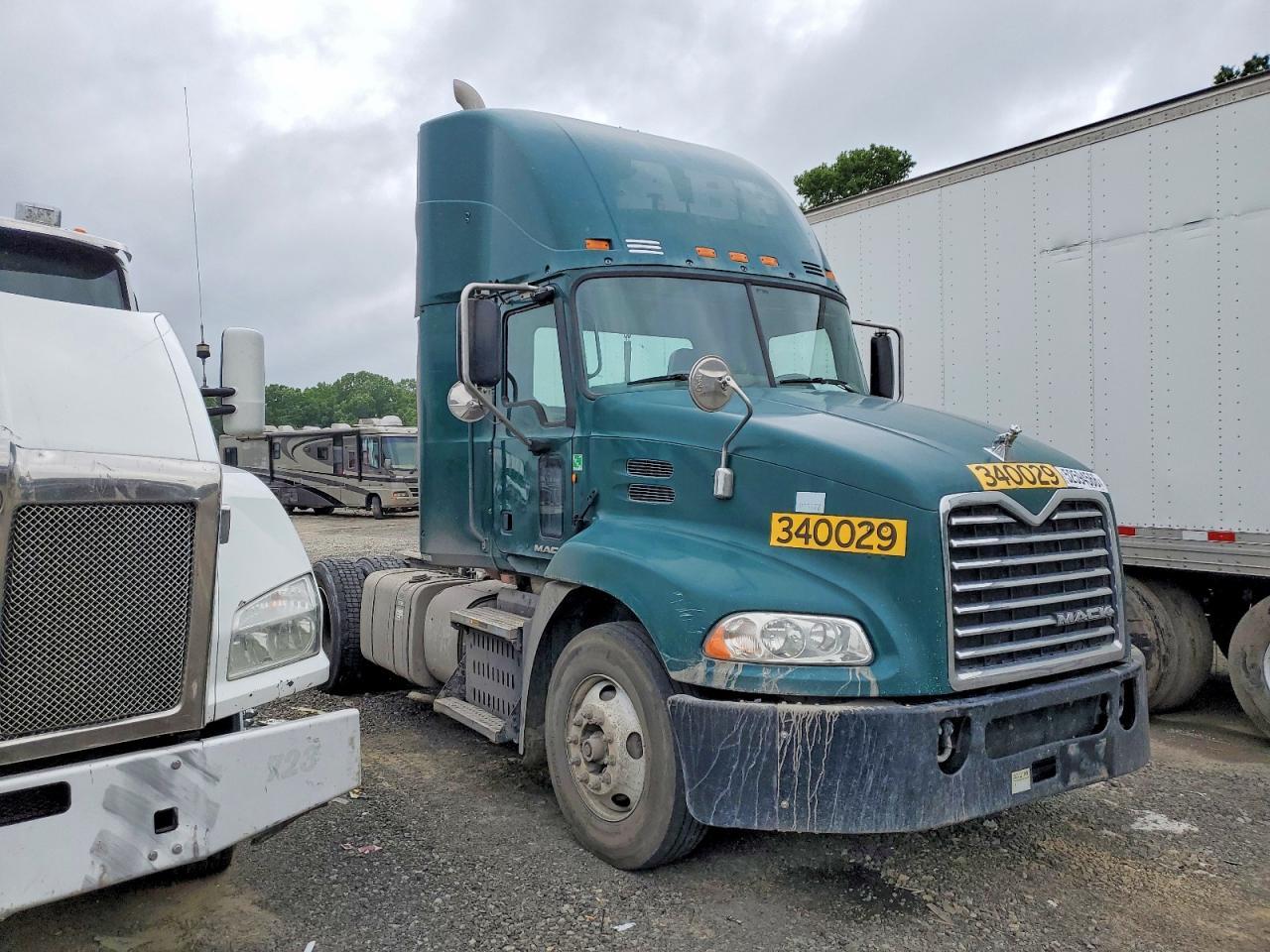 2015 Mack CXU612 Semi Truck