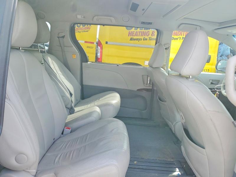 2012 Toyota Sienna xle 8-passenger