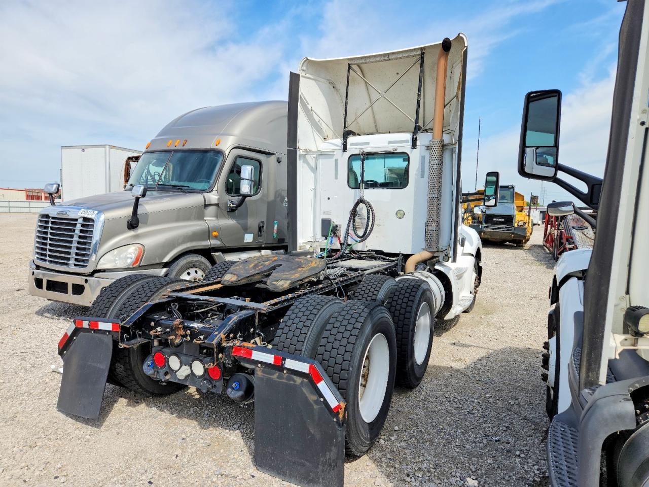 2015 Kenworth T680 Semi Truck