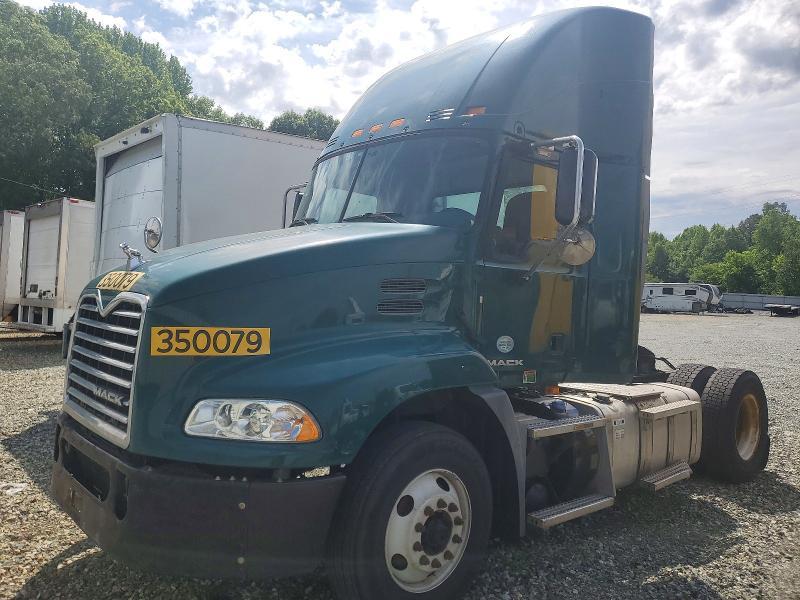 2016 Mack CXU612 Semi Truck