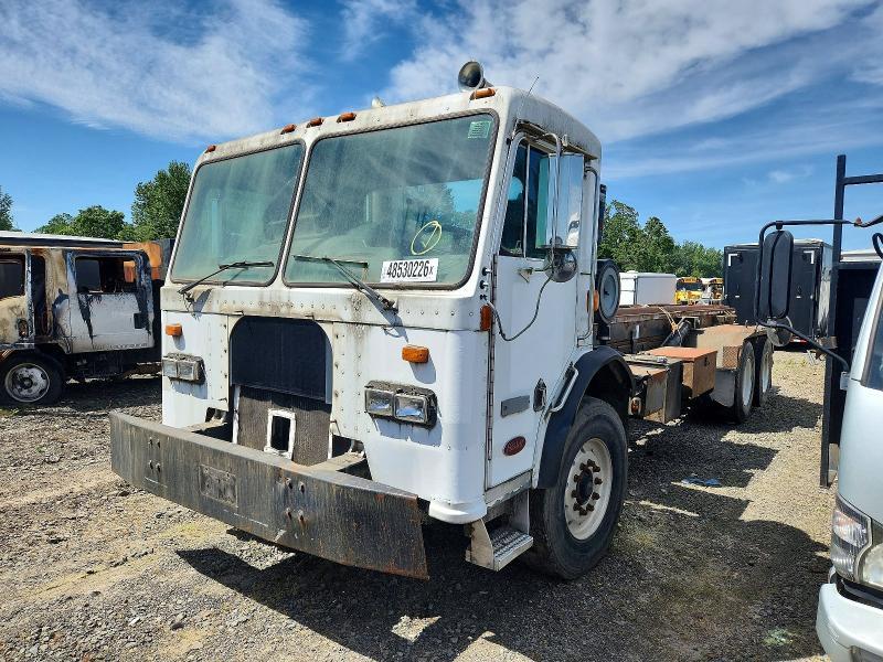 2001 Peterbilt 320 ROLL-OFF Container Truck