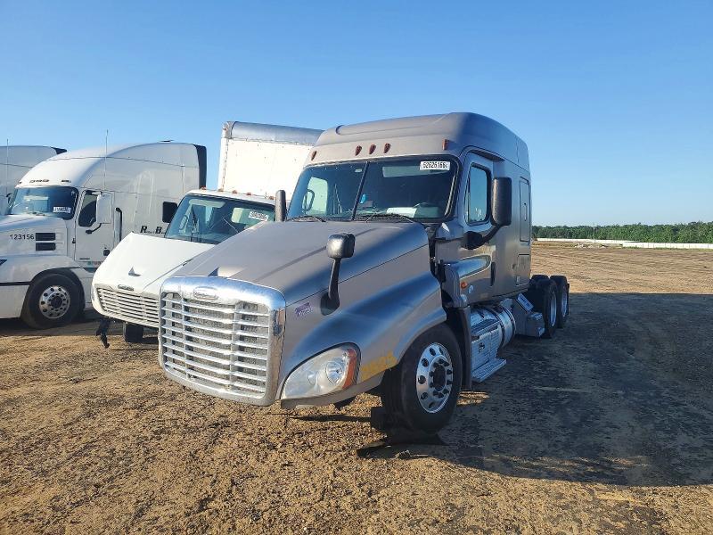 2015 Freightliner Cascadia Semi Truck