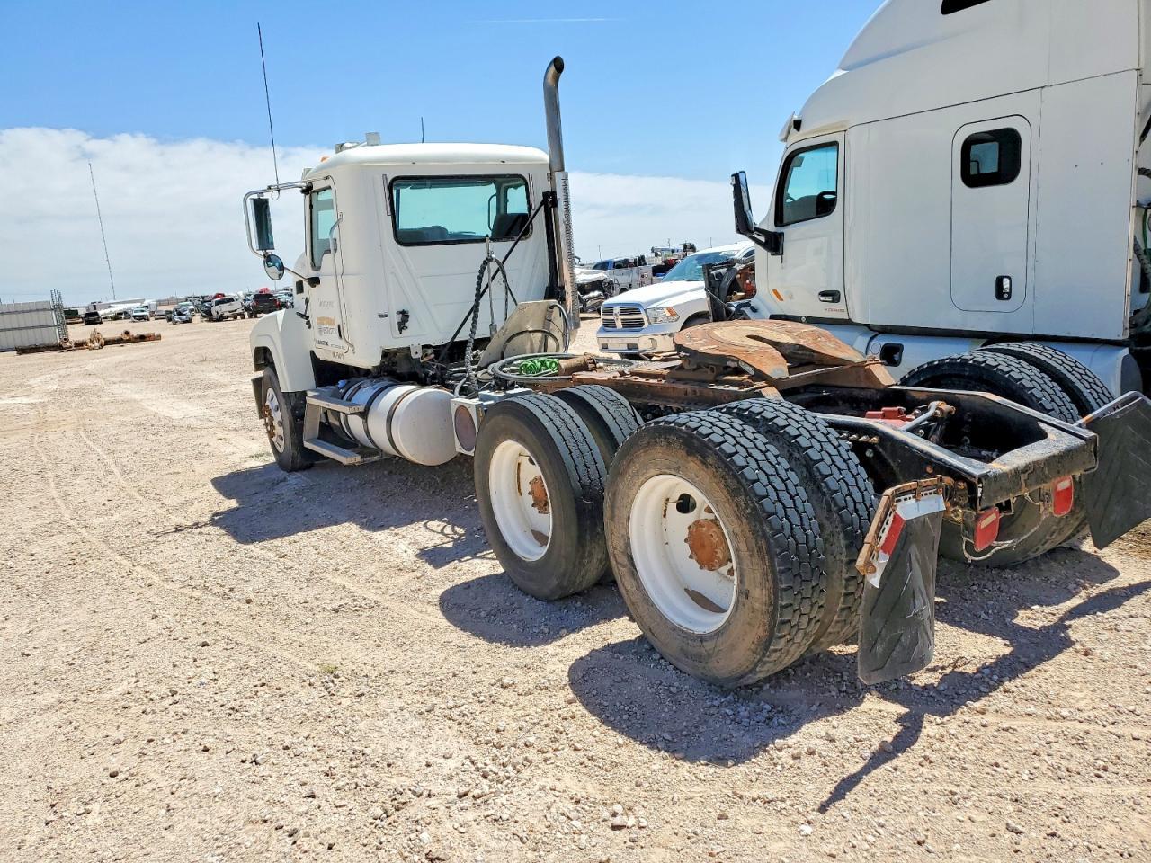 2015 Mack CHU613 Semi Truck