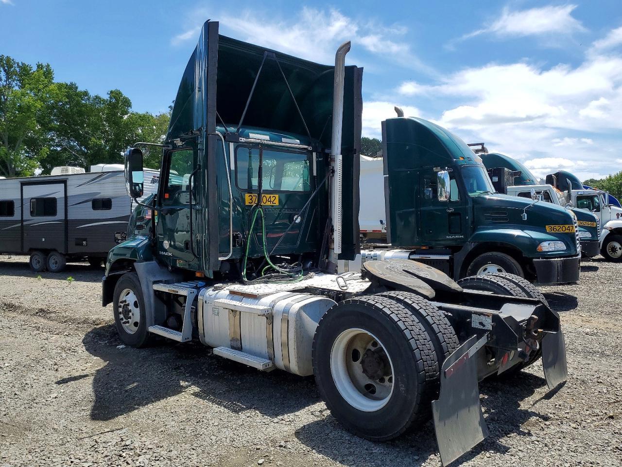 2018 Mack CXU612 Semi Truck