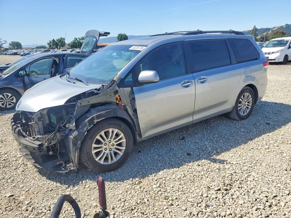 2011 Toyota Sienna xle 8-passenger