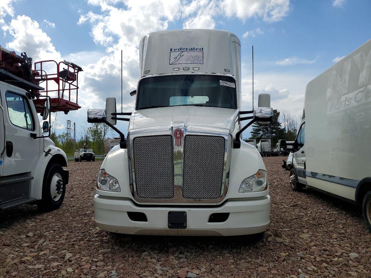2018 Kenworth T680 Semi Truck
