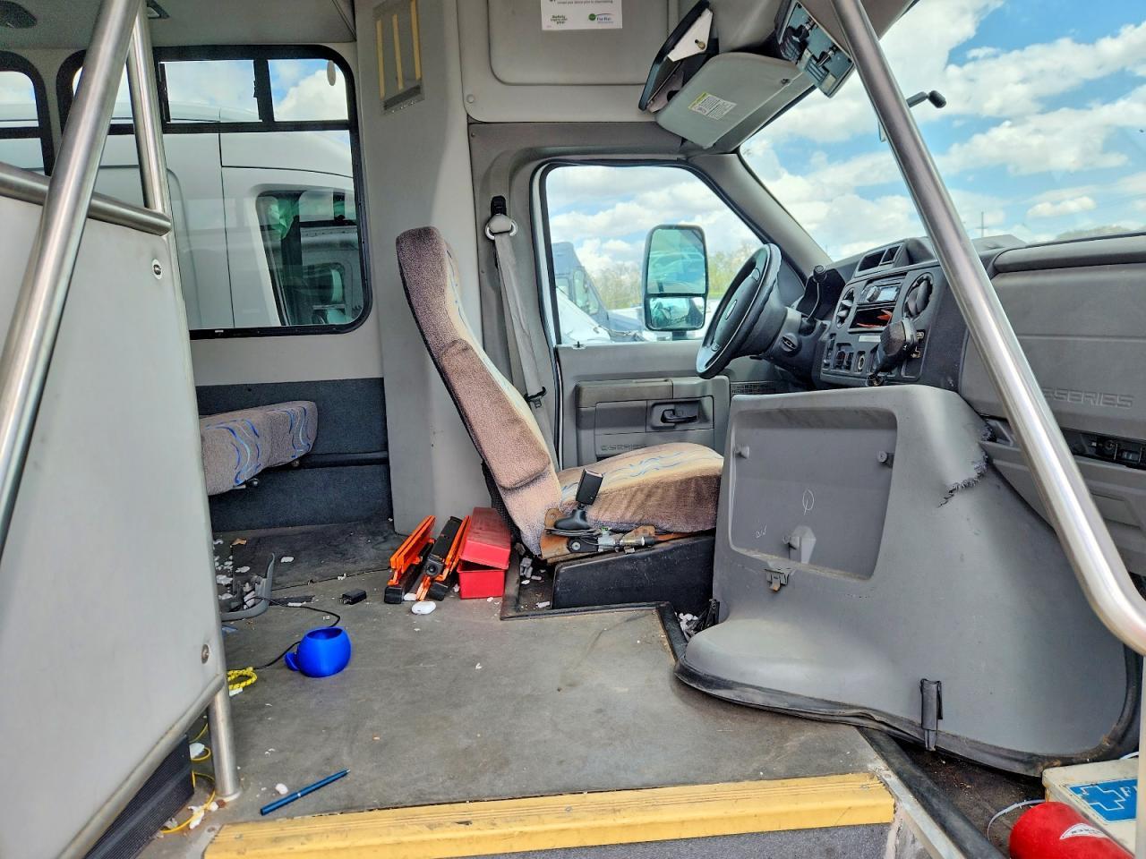 2010 Ford Econoline E450 Super Duty Cutaway Van